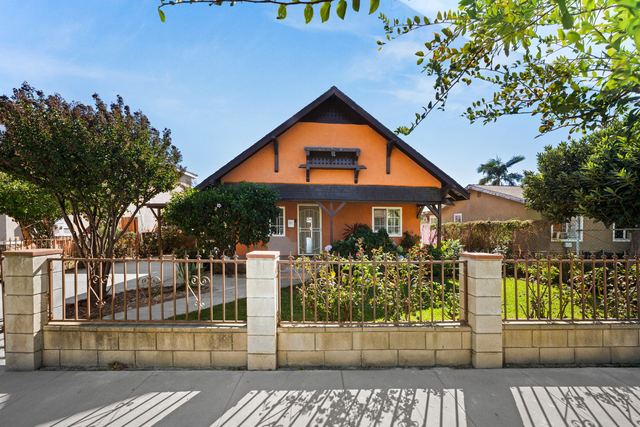 621 W Sunkist St: Front view across the yard