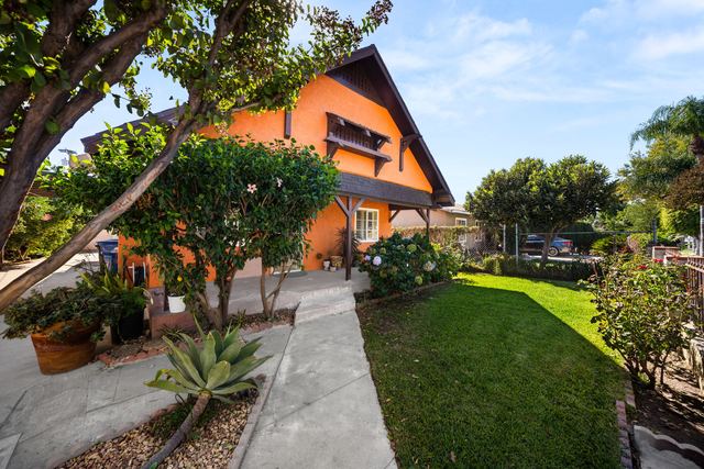 621 W Sunkist St: Front porch and lawn