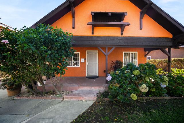 621 W Sunkist St: Front porch and entry