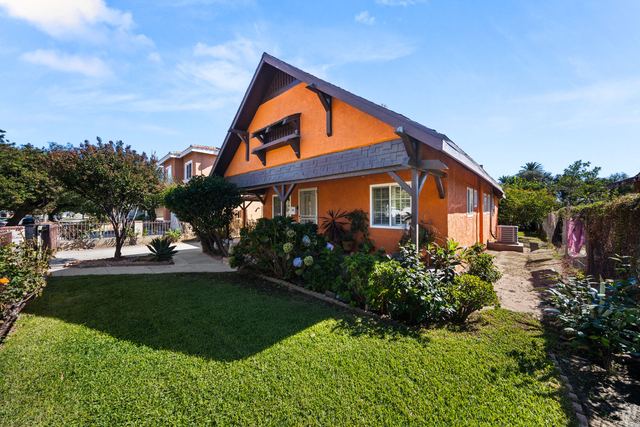 621 W Sunkist St: Side view and front lawn