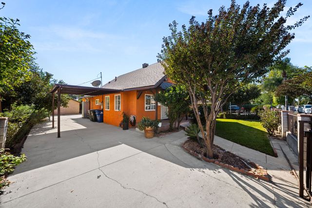 621 W Sunkist St: Driveway and carport