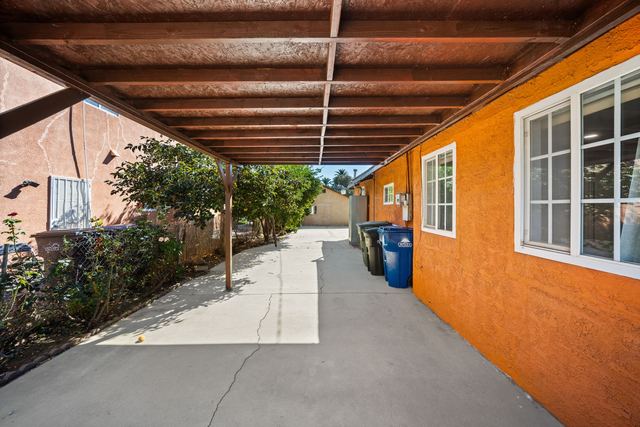 621 W Sunkist St: Covered carport along the side of the home