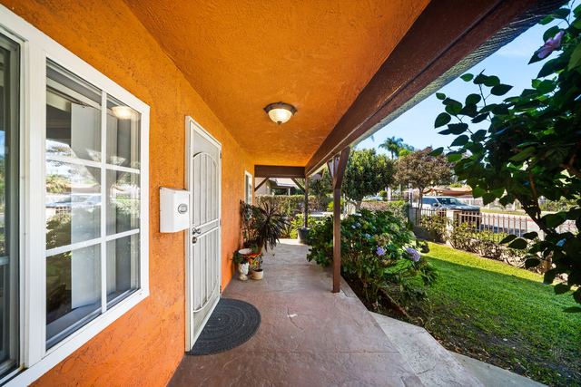 621 W Sunkist St: Covered front porch