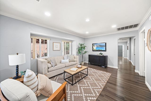 621 W Sunkist St: Living room