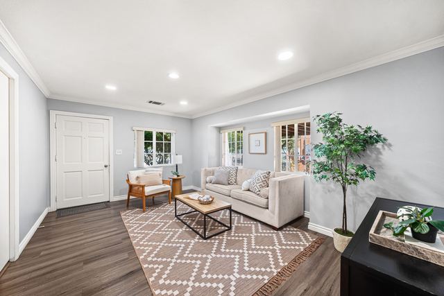 621 W Sunkist St: Living room toward the front door