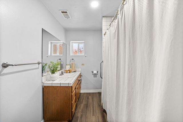 621 W Sunkist St: Bathroom