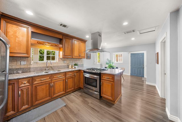 621 W Sunkist St: Kitchen with peninsula and gas range