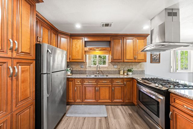 621 W Sunkist St: Kitchen