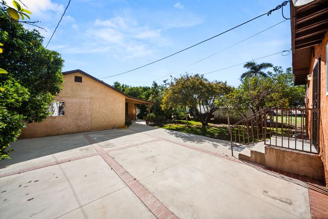 621 W Sunkist St: Backyard patio