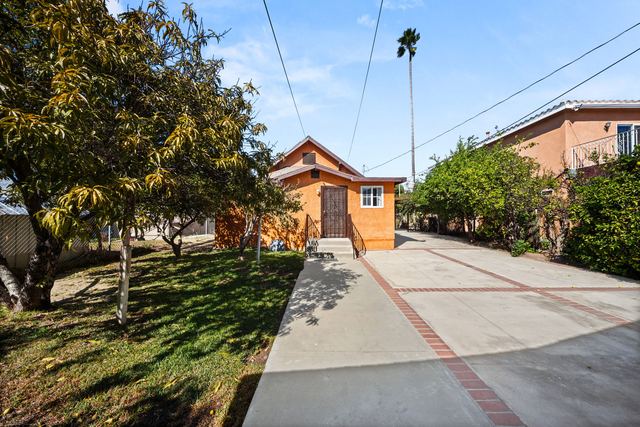 621 W Sunkist St: Backyard and driveway
