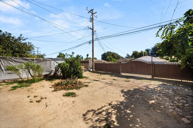 621 W Sunkist St: Rear of the lot