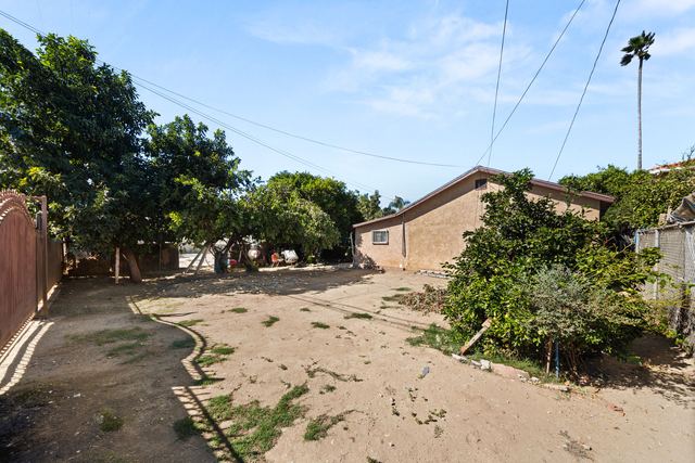 621 W Sunkist St: Rear of the lot