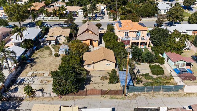 621 W Sunkist St: Aerial view of the lot